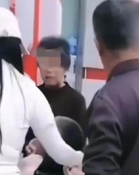 AG体育官方入口-救命钱都不给取！重病男子被推到柜台，银行仍拒绝