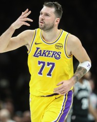 东契奇单赛季第15次单场至少25+10+5 湖人队史自01年奥尼尔后最多